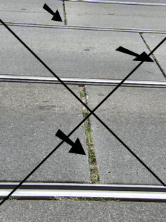 Breite Spalten in den Betonplatten sind verantwortlich f&uuml;r die lauten Abrollger&auml;usche: Je h&ouml;her die Fahrtgeschwindigkeit, desto mehr Verkehrsl&auml;rm 